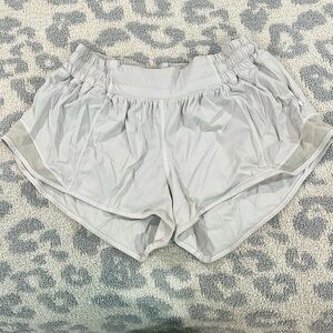 Lululemon Hotty Hot Shorts 2.5 in, size 6, white